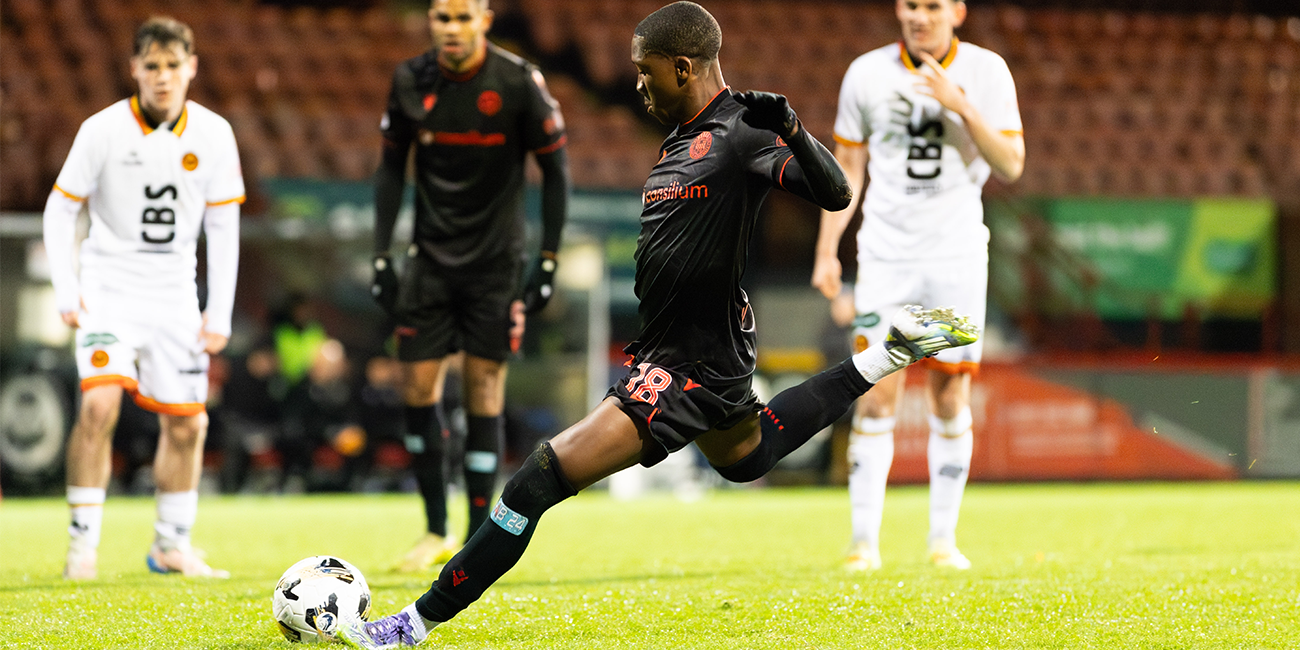 Malik Dijksteel scores from the penalty spot