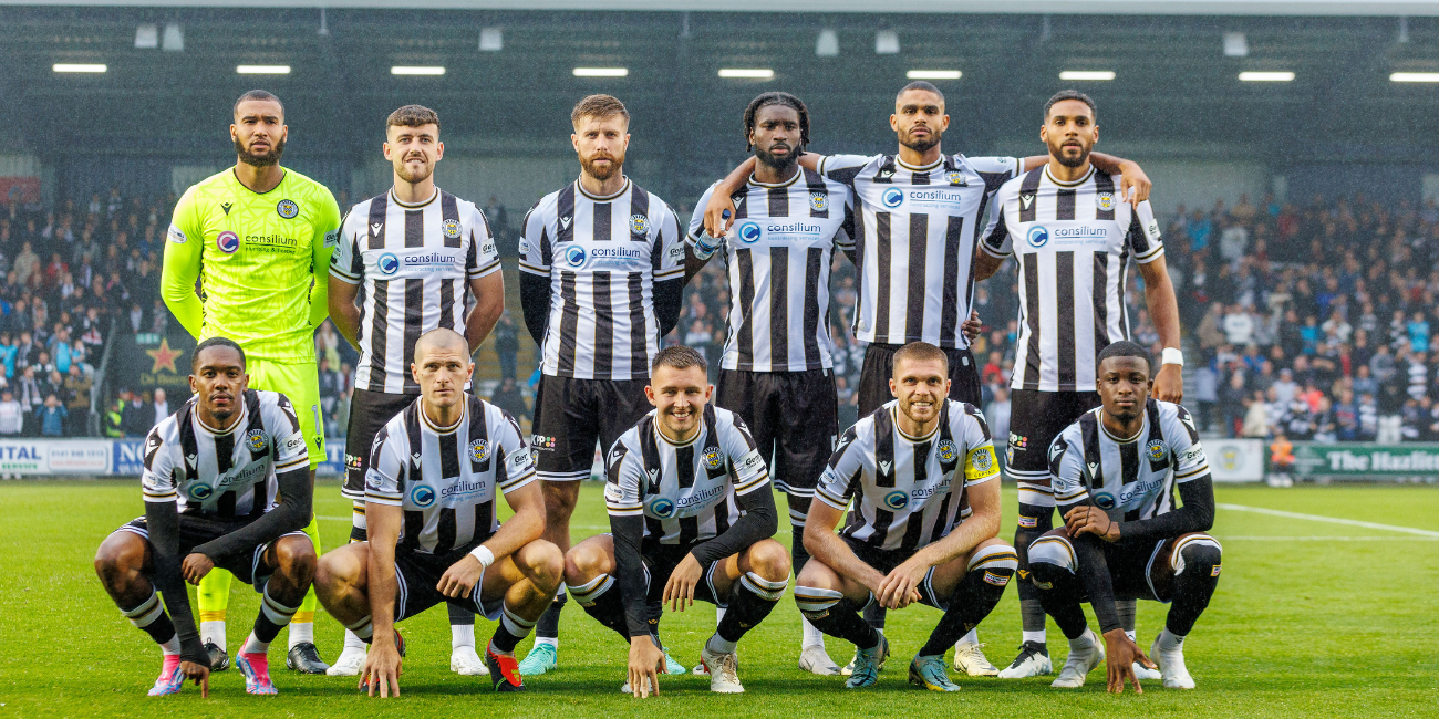 The St Mirren team line up ahead of SK Brann